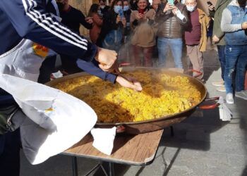 La iglesia de San Nicolás celebra el día de su patrón con actividades familiares y paella gigante