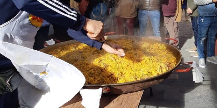 La iglesia de San Nicolás celebra el día de su patrón con actividades familiares y paella gigante