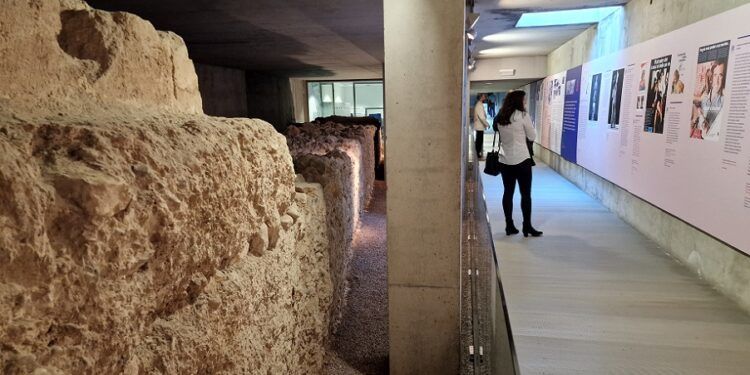 La Sala de la Torre del MuVIM, los restos arqueológicos de una torre medieval aislada