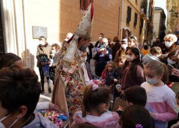La iglesia de San Nicolás celebra el día de su patrón con actividades familiares y paella gigante