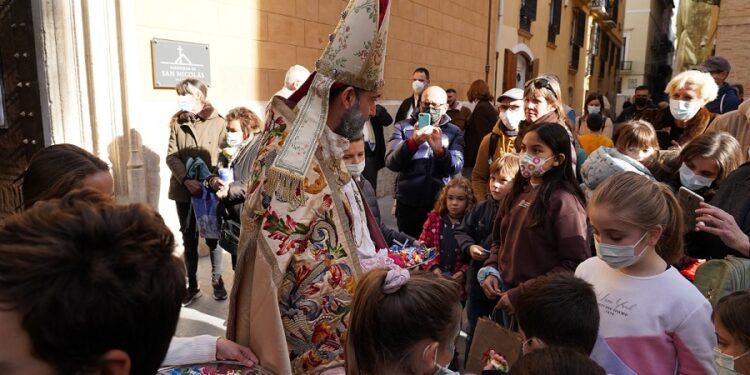 La iglesia de San Nicolás celebra el día de su patrón con actividades familiares y paella gigante