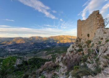 El Castillo de Aljofra, los restos de la fortaleza situada a más altura de la provincia de Alicante