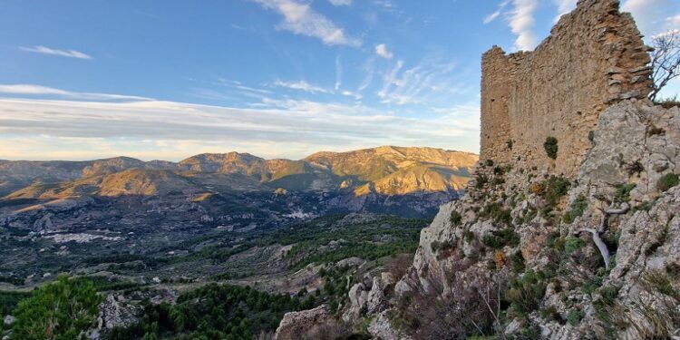 El Castillo de Aljofra, los restos de la fortaleza situada a más altura de la provincia de Alicante