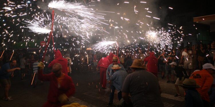 Campanar se llena de pólvora este fin de semana con un correfoc, despertà, mascletà y un castillo