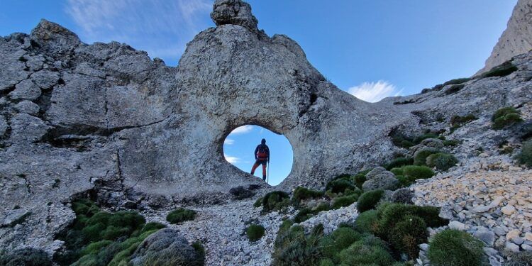 El Forat de la Penya Forata, el Passet de la Rabosa y la Cima Aitaneta, ruta por el techo de Alicante