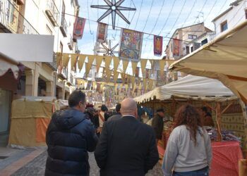 Xàtiva inaugura su mercado medieval de Reyes con 80 puestos de artesanía y comestibles