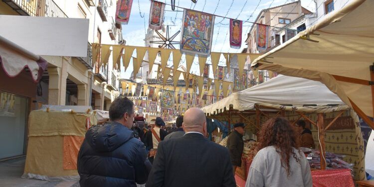 Xàtiva inaugura su mercado medieval de Reyes con 80 puestos de artesanía y comestibles