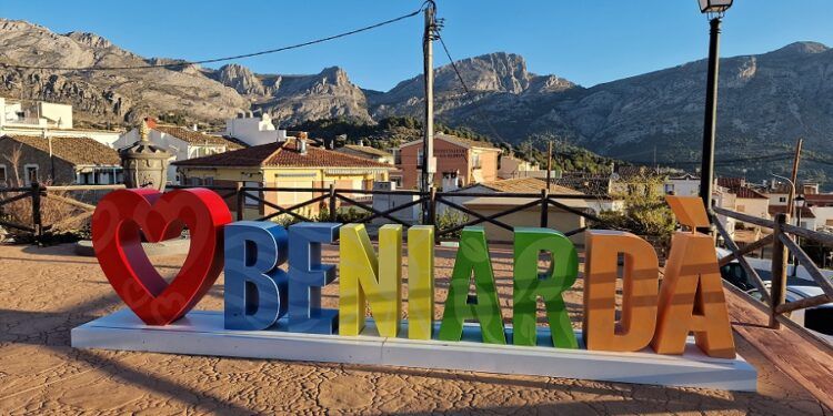 Beniardà, una encantadora población acariciada por la Xortà, la Serrella y el embalse de Guadalest