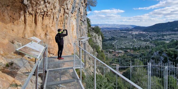 La ruta de los abrigos rupestres y el castillo de Carbonera, un bello recorrido en Beniatjar