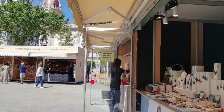 La Feria de Artesanía de Primavera regresa a la plaza del Ayuntamiento de Valencia