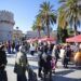 Mercado extraordinario de naranjas y limones junto a las Torres de Serranos de Valencia