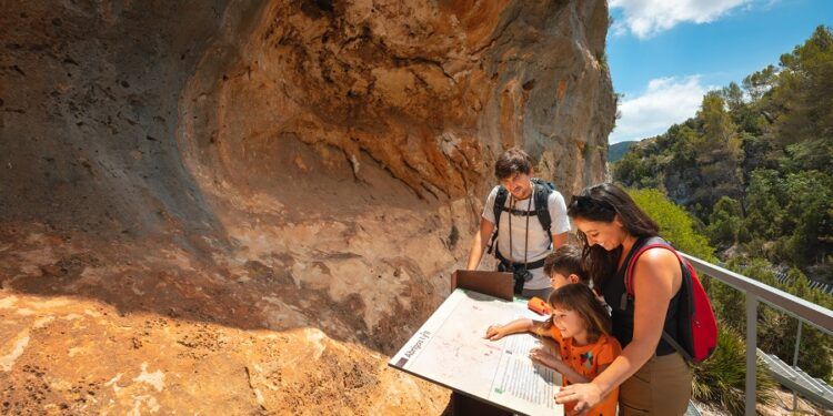 Regresan las visitas guiadas a los yacimientos de arte rupestre de la Canal de Navarrés