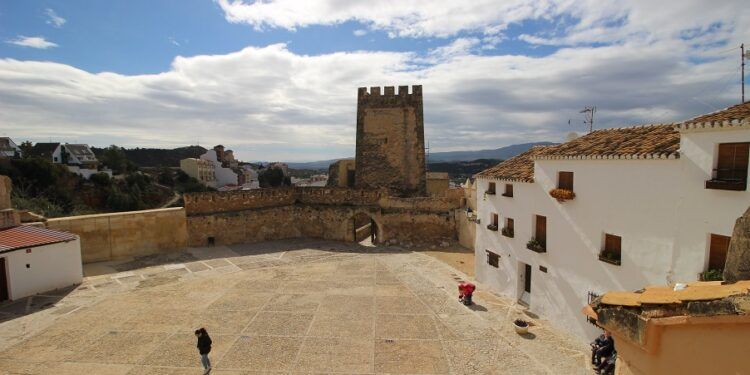 El Castillo de Buñol celebra una feria de gastronomía y artesanía con actividades, catas y música