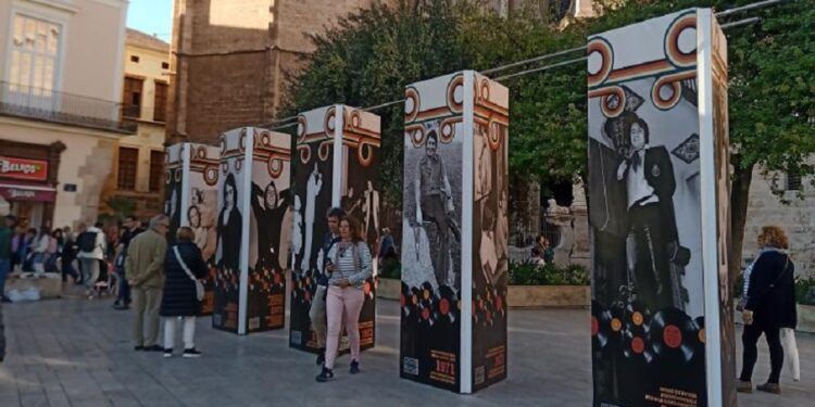 La Plaza de la Reina de Valencia acoge una exposición fotográfica sobre Nino Bravo