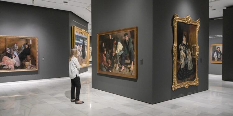 La exposición Sorolla en negro, con un centenar de lienzos del artista valenciano, abre sus puertas