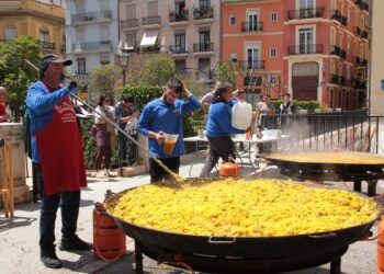 Valencia celebra La Valentina con actividades en los barrios y paella en la plaza del Ayuntamiento