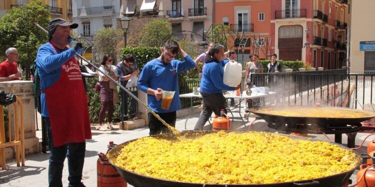 Valencia celebra La Valentina con actividades en los barrios y paella en la plaza del Ayuntamiento