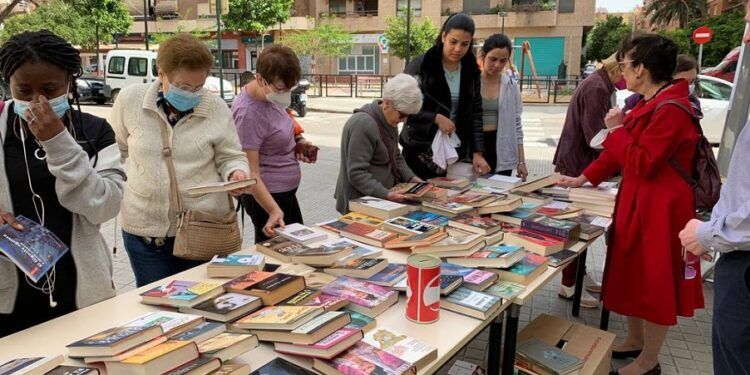 Las bibliotecas municipales de Valencia organizan varios mercados solidarios de libros