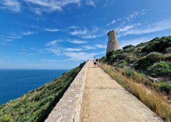 La espectacular ruta de la Cova Tallada, els Molins de la Plana y la Torre del Gerro