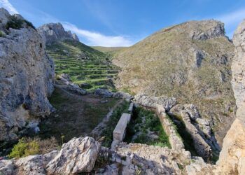 El Castillo de Benissili, la fortaleza que fue hogar del caudillo Al-Azraq, y el yacimiento El Xarpolar