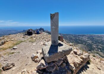 Al Cim de Bèrnia por la Canal del Portitxol y el Cordal, una increíble ruta para crestear en Alicante