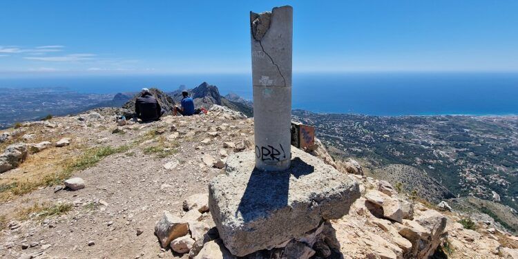 Al Cim de Bèrnia por la Canal del Portitxol y el Cordal, una increíble ruta para crestear en Alicante