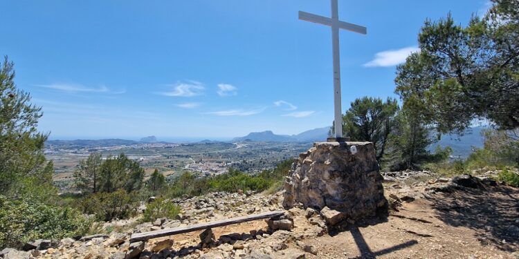 La Cova de la Garganta y el Alt de la Creu, una bella ruta por la huerta de Senija