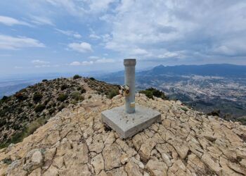La Penya Migjorn desde la Font dels Bassons, una ruta circular por el PR-CV 212 de Xixona
