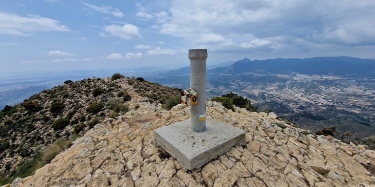 La Penya Migjorn desde la Font dels Bassons, una ruta circular por el PR-CV 212 de Xixona