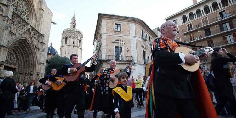 La Ronda a la Virgen de las tunas universitarias de Valencia celebra hoy su 50ª edición