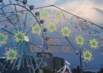 Feria de Atracciones de Valencia en el antiguo cauce del río Turia durante la Feria de Julio de 2023