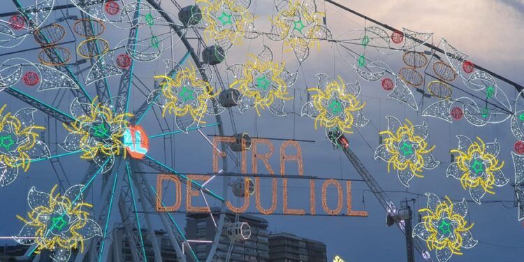 Feria de Atracciones de Valencia en el antiguo cauce del río Turia durante la Feria de Julio de 2023