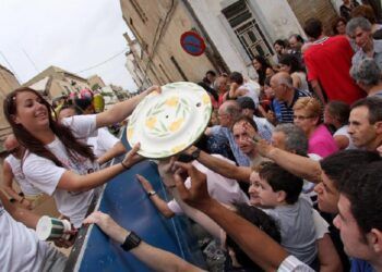 Manises reparte esta semana miles de piezas GRATIS de cerámica artesanal en su gran cabalgata