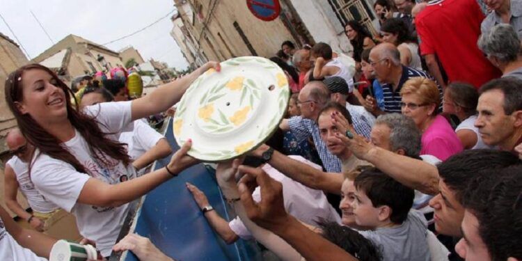 Manises reparte esta semana miles de piezas GRATIS de cerámica artesanal en su gran cabalgata