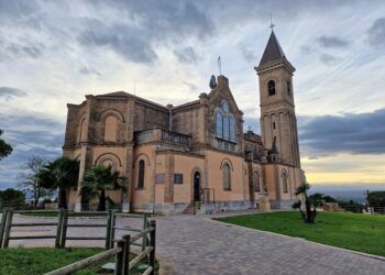 El Santuario de la Virgen del Lluch de Alzira, un templo situado en la Muntanyeta del Salvador