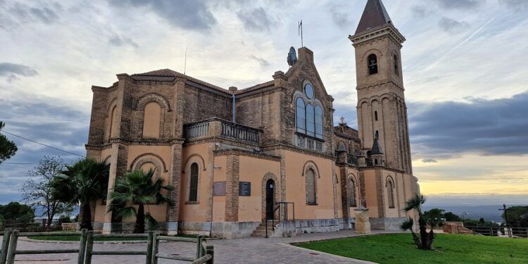 El Santuario de la Virgen del Lluch de Alzira, un templo situado en la Muntanyeta del Salvador