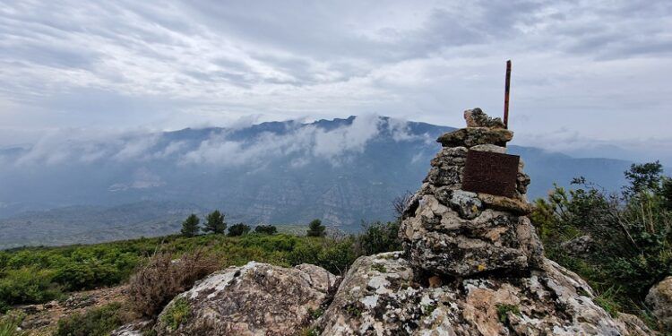 La subida al Tossal de la Cuta de Villalonga, la segunda montaña más alta de la Safor
