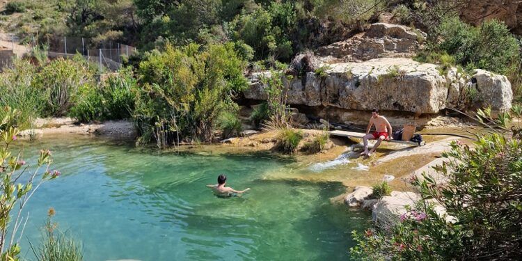 La preciosa ruta llena de cascadas y pozas entre la parte alta de Cueva Turche y el Valle Feliz