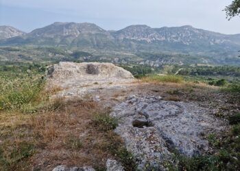 El Silló del Moro, el curioso altar rupestre que fue una antigua almazara y una atalaya íbera