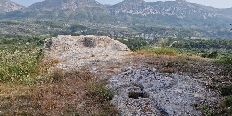 El Silló del Moro, el curioso altar rupestre que fue una antigua almazara y una atalaya íbera