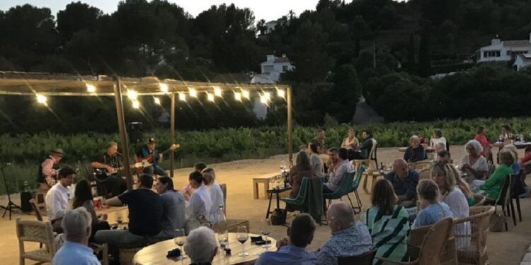 Vuelven los atardeceres en viñedos de la Marina Alta con catas maridadas y música en vivo