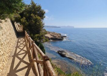 Las mejores veinte rutas de senderismo por calas de la Comunitat Valenciana