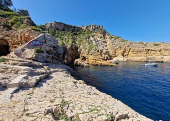 La Barra, una pesquera de Xàbia convertida en cala con acceso por un sendero oculto entre chalets