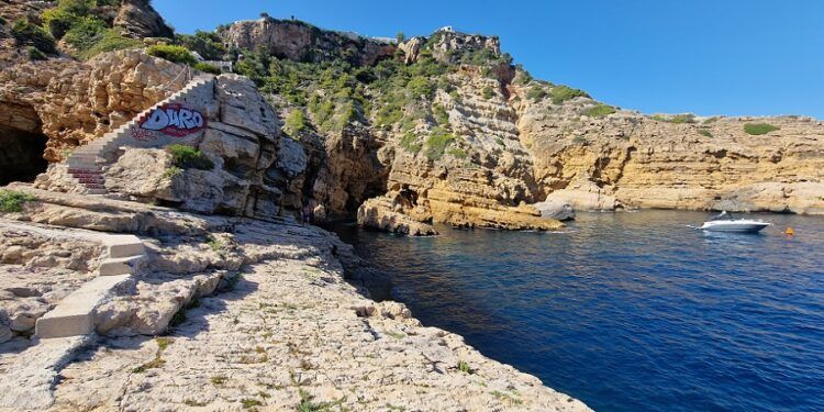 La Barra, una pesquera de Xàbia convertida en cala con acceso por un sendero oculto entre chalets