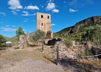 El Castillo de Almonecir, la fortaleza de la Serra d´Espadà que fue monasterio de monjes guerreros