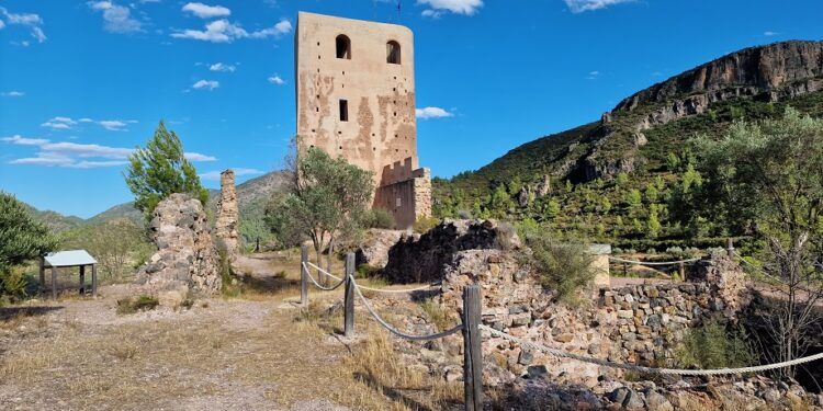 El Castillo de Almonecir, la fortaleza de la Serra d´Espadà que fue monasterio de monjes guerreros
