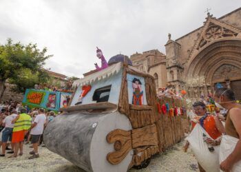 Morella celebra el Anunci del Sexenni, un gran desfile de disfraces y carrozas con batalla de confeti
