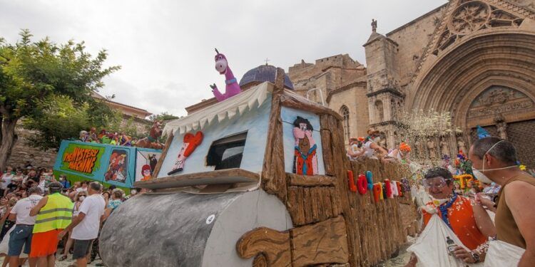 Morella celebra el Anunci del Sexenni, un gran desfile de disfraces y carrozas con batalla de confeti