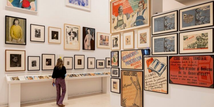 El IVAM inaugura una gran muestra de unas 1500 piezas con obras de Miró, Picasso, Pinazo o Renau