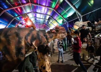 Dinosaurs Tour aterriza en Valencia con más de una treintena de dinosaurios animatrónicos
